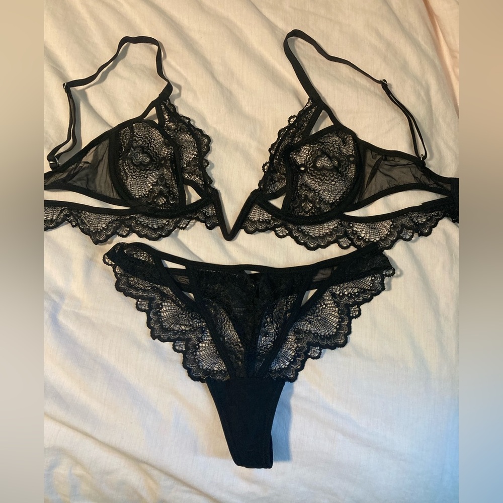 Thistle and Spire bra and panties - bra is 32d, panties are small